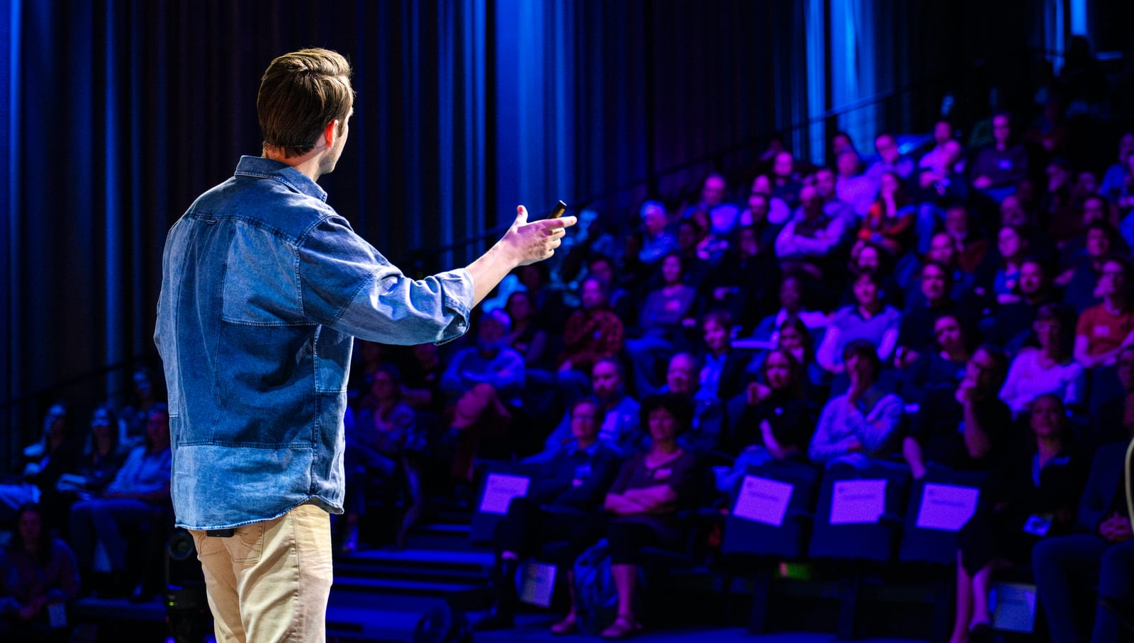Barend Last tijdens een lezing