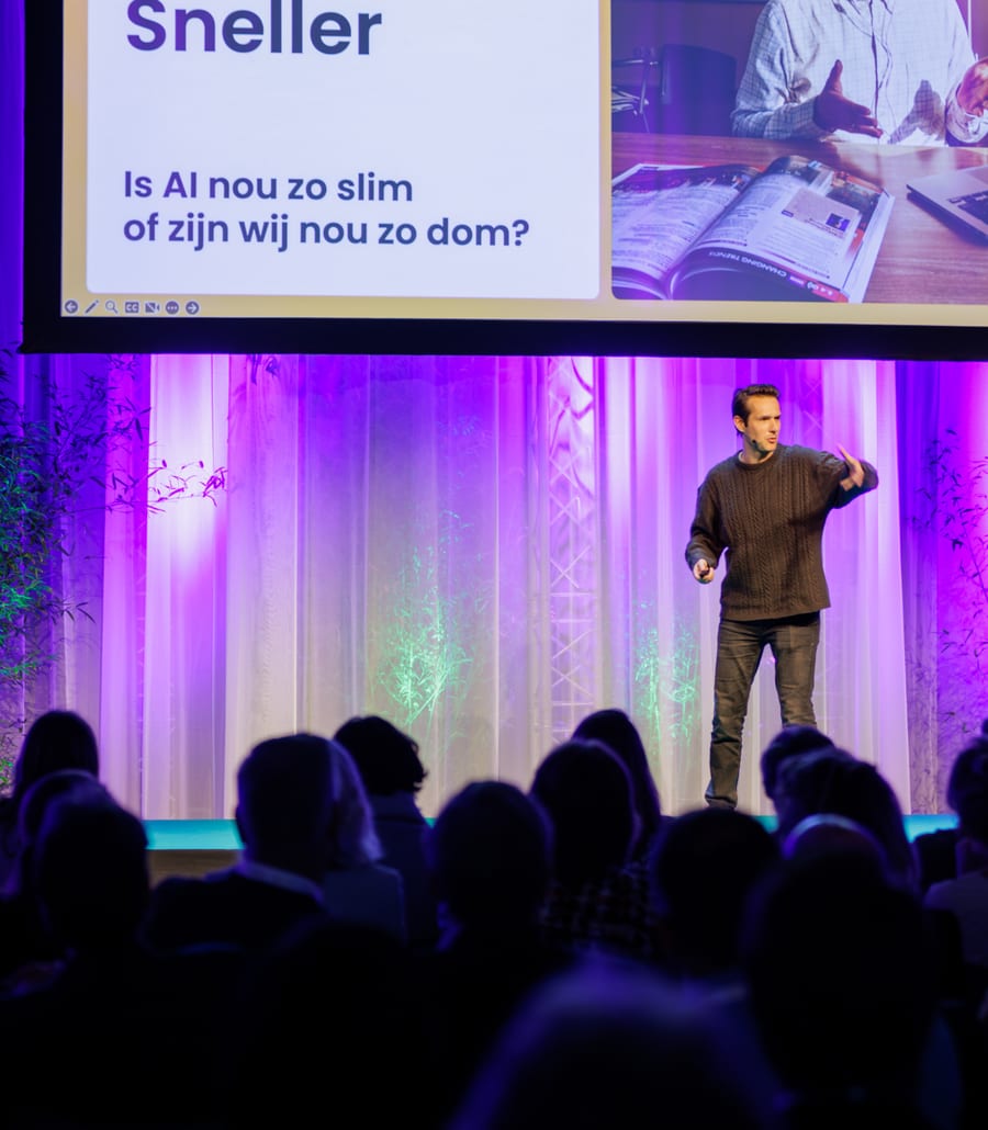 Barend Last tijdens een keynote voor een volle zaal