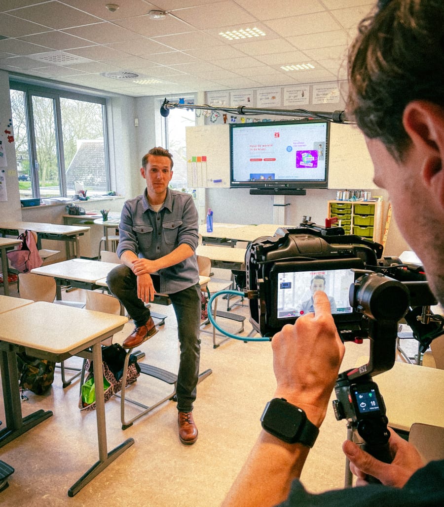 Barend Last tijdens een opname in een klaslokaal